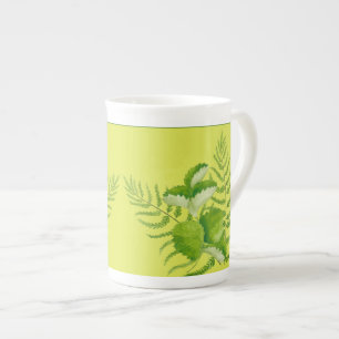 Grüne Formulare auf einer Knochen-China-Tasse Porzellantasse