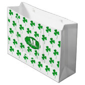 Grüne Funkelnd Kleeblätter Mit Monogramm St Patric Große Geschenktüte (Vorderseite Schrägansicht)