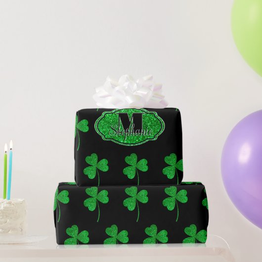 Grüne funkelnde Shamrocks mit Monogramm St. Patric Geschenkpapier (Partygeschenke)