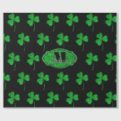 Grüne funkelnde Shamrocks mit Monogramm St. Patric Geschenkpapier (Flach)
