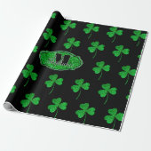 Grüne funkelnde Shamrocks mit Monogramm St. Patric Geschenkpapier (Ungerollt)