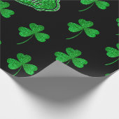 Grüne funkelnde Shamrocks mit Monogramm St. Patric Geschenkpapier (Ecke)