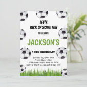 Grüne Fußball-Geburtstagsparty Einladung (Stehend Vorderseite)