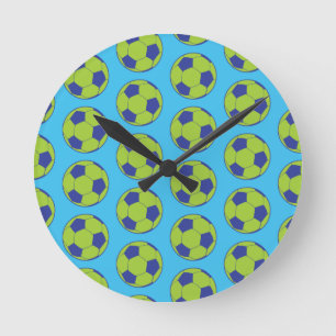 Grüne Fußballbälle Sportliebhaber Fußballspieler Runde Wanduhr