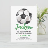 Grüne Fußballjunge zum Geburtstag Einladung (Stehend Vorderseite)