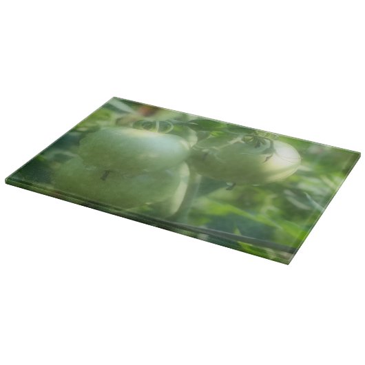 Grüne GartenTomaten auf der Weinnatur Schneidebrett (Ecke)