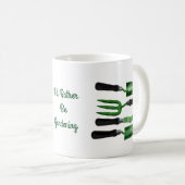 Grüne Gartenwerkzeuge Kaffeetasse (VorderseiteRechts)
