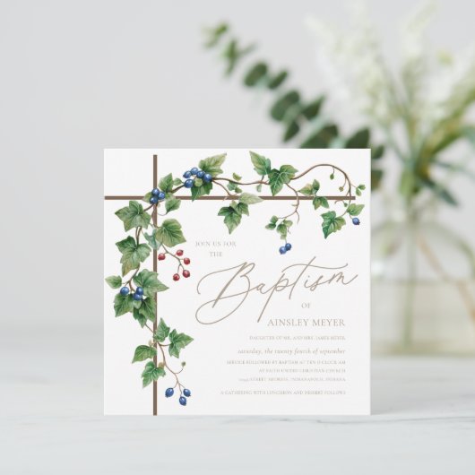 Grüne gedeckte Cross Gold Script Taufe Einladung (Stehend Vorderseite)