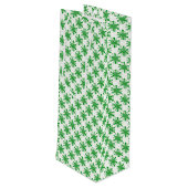 Grüne gepunktete Sterne auf weiß Geschenktüte Für Weinflaschen (Rückseite Schrägansicht)