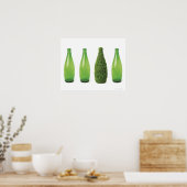 Grüne Glasflaschen mit recycelnd und Poster (Küche)