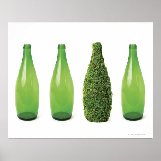 Grüne Glasflaschen mit recycelnd und Poster (Vorne)