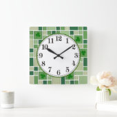 Grüne Glasfliesen und Kleeblätter Quadratische Wanduhr (Zuhause)