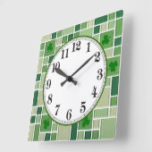 Grüne Glasfliesen und Kleeblätter Quadratische Wanduhr (Winkel)