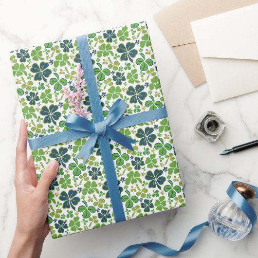 Grüne Glückskleeblätter St. Patrick`s Tag Geschenkpapier (Schenken)