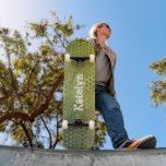 Grüne Goldpunkte abstrakte Wasserfarbe hinzufügen Skateboard<br><div class="desc">Mit diesem personalisierten individuelle Name Skateboard können Sie Flair auf Ihren Straßen verbringen. Moderne, trendige, weiße, bedrückte Typografie und Grafik, goldene Folienteile überlagern einen grünen Aquarellhintergrund. Macht jedes Mal, wenn Sie auf dem Bürgersteig surfen, eine coole und stilvolle Aussage. Ein großartiges Geschenk für jemanden, der etwas Besonderes macht, auch für...</div>