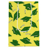 Grüne Graduierungskappen in die Luft geworfen auf Mittlere Geschenktüte (Rückseite)