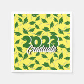 Grüne Graduierungskappen in die Luft geworfen auf Serviette (Vorderseite)