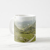 GRÜNE GRASS FELD UND BERG KAFFEETASSE (Vorderseite Links)
