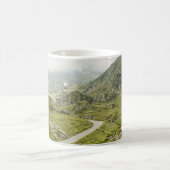GRÜNE GRASS FELD UND BERG KAFFEETASSE (Mittel)