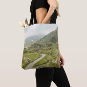 GRÜNE GRASS FELD UND BERG TASCHE (Von Nahem)