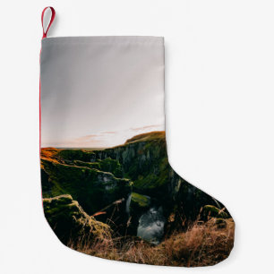 GRÜNE GRASS FELD UND BERG WÄHREND DES TAGES KLEINER WEIHNACHTSSTRUMPF