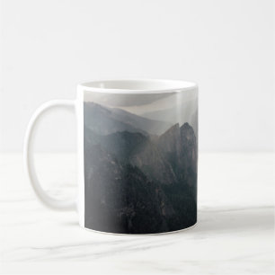 GRÜNE GRASS FELD UND BERGE WÄHREND DES TAGES KAFFEETASSE