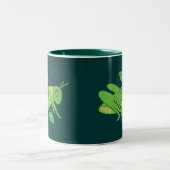 Grüne Grasshopper Zweifarbige Tasse (Mittel)