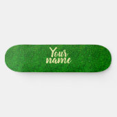 Grüne Grastextur von einem Fußballfeld Skateboard (Horizontal)