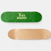 Grüne Grastextur von einem Fußballfeld Skateboard (Horizontal)