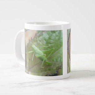 Grüne Grille auf der linken Tasse