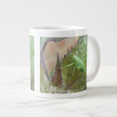 Grüne Grille auf der linken Tasse (Vorderseite Rechts)