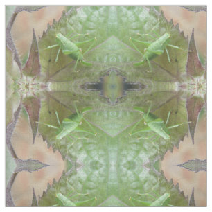 Grüne Grille auf einem Gemusterten Leaf Stoff