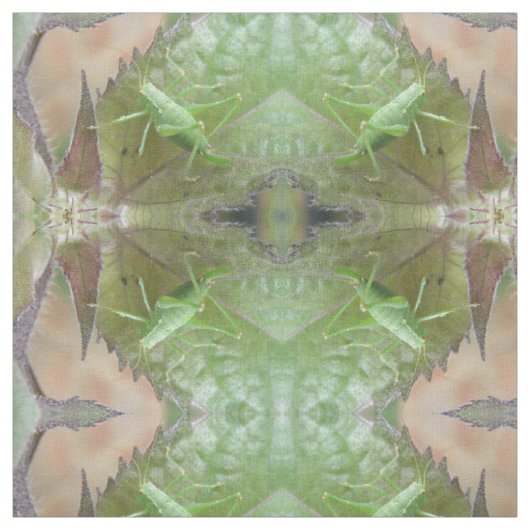 Grüne Grille auf einem Gemusterten Leaf Stoff (Muster)