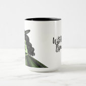 Grüne Hexe mit Schwarzer Katze-Illustration Tasse (Zentrum)