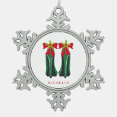 Grüne High Heels mit Weihnachtsbäumen Schneeflocken Zinn-Ornament (Vorderseite)