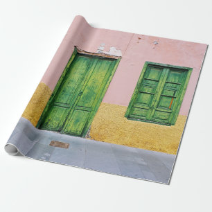 GRÜNE HOLZTÜR AN DER WEISSEN KONKRETEN WAND GESCHENKPAPIER