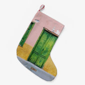 GRÜNE HOLZTÜR AN DER WEISSEN KONKRETEN WAND KLEINER WEIHNACHTSSTRUMPF (Vorderansicht (hängend))