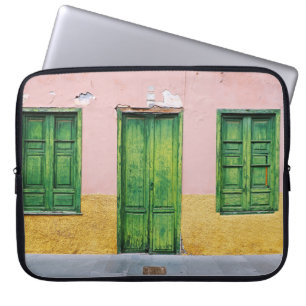 GRÜNE HOLZTÜR AN DER WEISSEN KONKRETEN WAND LAPTOPSCHUTZHÜLLE