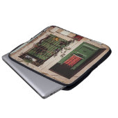 GRÜNE HOLZTÜR MIT GRÜNER PFLANZE LAPTOPSCHUTZHÜLLE (Vorne Knopf)