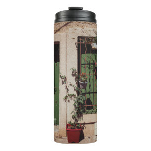 GRÜNE HOLZTÜR MIT GRÜNER PFLANZE THERMOSBECHER