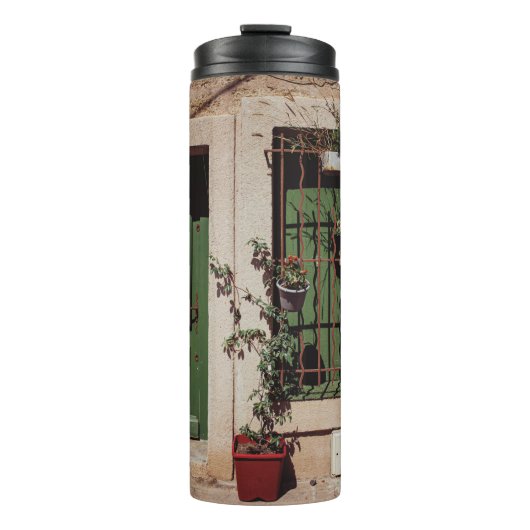 GRÜNE HOLZTÜR MIT GRÜNER PFLANZE THERMOSBECHER (Vorderseite)