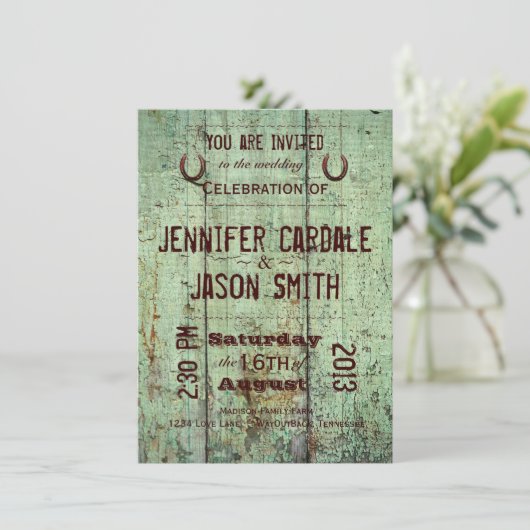 Grüne Hufeisenscheunen-hölzerne rustikale Hochzeit Einladung (Stehend Vorderseite)