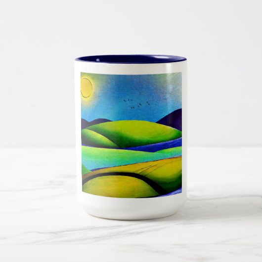 Grüne Hügel Landschaft Zweifarbige Tasse (Mittel)