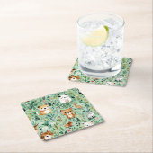 Grüne Hütte im Zentrum der Blumenlandschaft Rechteckiger Pappuntersetzer (Vor Ort)