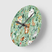 Grüne Hütte im Zentrum der Blumenlandschaft Runde Wanduhr (Winkel)