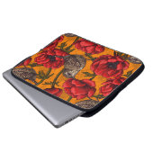 Grüne in einem roten Anemonengarten Laptopschutzhülle (Vorne Knopf)