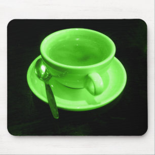 Grüne Kaffeetasse auf einem schwarzen Tisch Mousepad