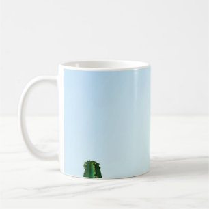 Grüne Kakteen-Pflanze im weißen Hintergrund Kaffeetasse