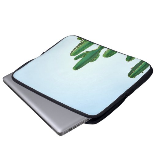 Grüne Kakteen-Pflanze im weißen Hintergrund Laptopschutzhülle (Vorne Knopf)