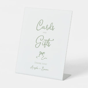 Grüne Karten und Geschenke von Hand gezeichnete Bö Sockelschild
